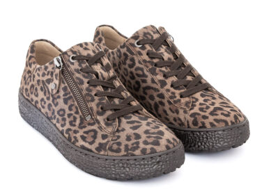 Ein Paar Damenschuhe mit Leopardenmuster, mit brauner Sohle, Schnürung und Reißverschluss