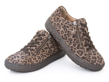 Ein Paar Damenschuhe mit Leopardenmuster, mit brauner Sohle, Schnürung und Reißverschluss