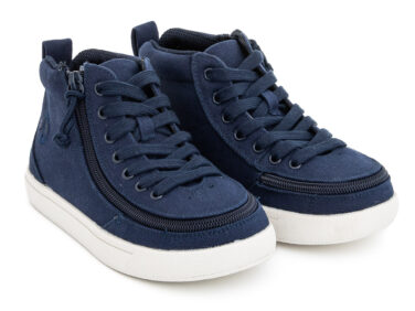 Ein Paar knöchelhohe Schuhe aus dunkelblauem Canvas mit weißer Sohle, blauen Schuhbändern und Reißverschluss