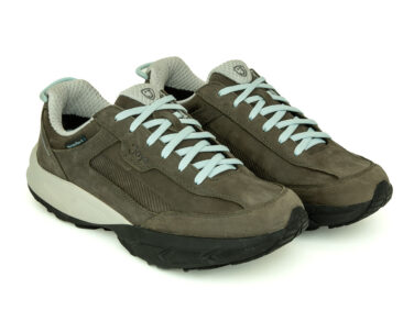 1 Paar sportliche Halbschuhe aus schlammfärbigem Fettnubuk mit hellblauen Schuhbändern und zweifärbiger Sohle